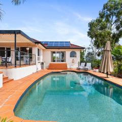 Peaceful Family Home: 4-Bed Pool Alfresco Dining