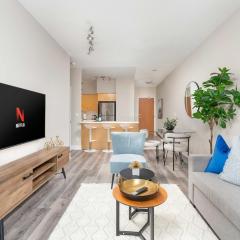 Modern 1BR Hideaway CN Tower Views Parking