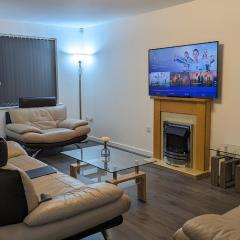 CLARITURF - 4 Bedroom Semi - Private Parking near Turf Moor, Town Centre, Transport and Motorway Links next to Canal, 3 Parks and Lake - Sky and Netflix