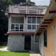 La Escondida Beach House en Isla Grande Colón