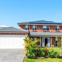 Cheerful 4-bedroom family retreat in Caves Beach