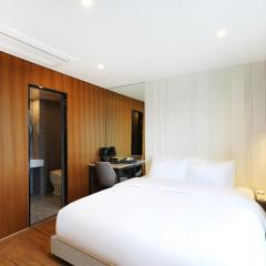 Hotel The One