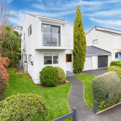 Contemporary Duplex in Roslyn