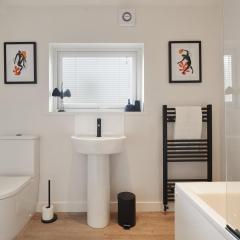 The Lodge - comfortable, stylish, 3 bedroom home with 3-6 beds near Utilita Arena - free parking