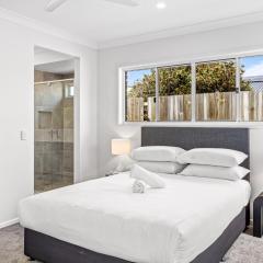 Brand-New 4-Bed Beach House with Alfresco Dining