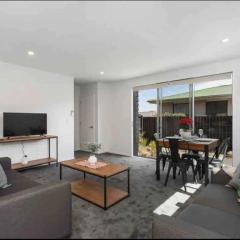 Stylish & Cozy Townhouse in CHCH