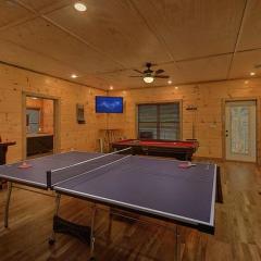 A Lodge at The Glades 12 BR Cabin Private Indoor Pool Hot Tubs Game Rooms and Theater Room