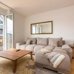 KAYA Zurich Apartment 4A - Downtown 2BR Apt with Balcony