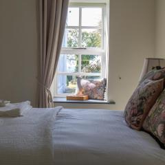 Hill House Lodge sleeps 6 Overlooking the rock of Cashel