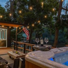 The Whiskey Barrel Waterfront Wkayaks & Hot Tub
