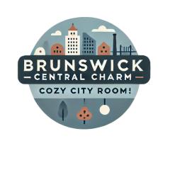 Brunswick Central Charm: Cozy City Room!