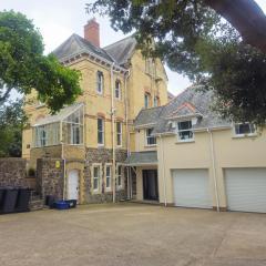 Exquisite 10 bed Villa hot tub and games room
