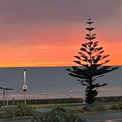 Moana Seaside Retreat - 2 Bedroom, spa , living area & pet friendly