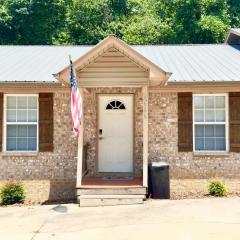 Cozy 2 Bedroom Townhouse Near Lake and Restaurants