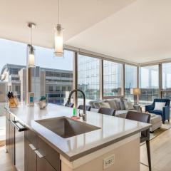 Modern Apt Near Train Station