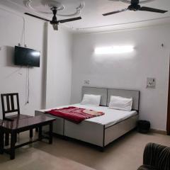 Lotus Stay - 1 Min Walk in from Nizamuddin Railway Station