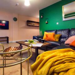 Duplex Apartment in Leeds with King Size Bed - Long Stay Rates Available