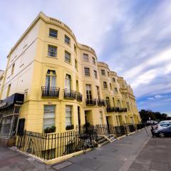 2 bedroom Regency flat with sea views & WFH setup