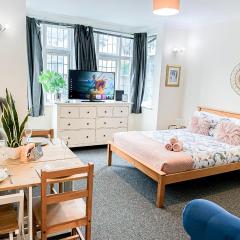 Cosy Apartments Near Hampstead Heath With Free On-Site Parking & Private Gardens, Golders Green