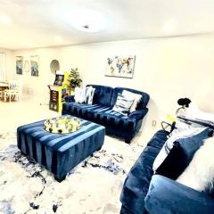 Elegant Oasis Townhome, 10 Mi to Downtown, near Airport