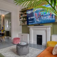 London Acton - hot tub, cinema & gaming room