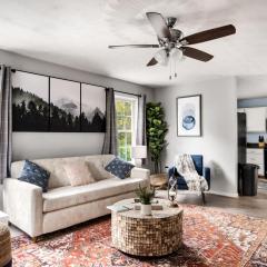 Modern decor, Hot Tub, Fire Pit & River Access!
