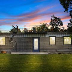 The Woods- Container Tiny House 12 min to Magnolia/Baylor/Downtown