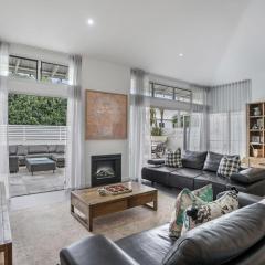 Byron Marvel - Luxury Byron Bay Penthouse Holiday Rental with Balcony, 4 Bedrooms, Sleeps 10