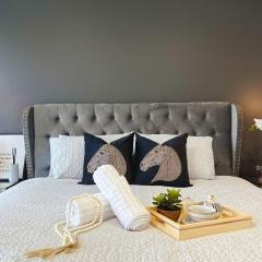 Luxe Retreat with Spa - Near airport & CBD
