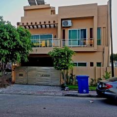 Haven Lodge, cheerful 3BR in Bahria Enclave Islamabad