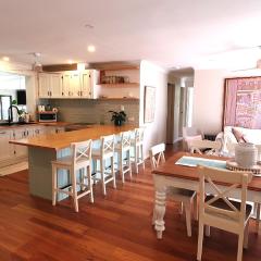 Gold Coast Family Retreat, beach 1 and half kms, shops, full home