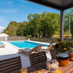 Strandnahes Apartment mit Jacuzzi, Meerblick, Pool, privatem Balkon, nur 100 Meter zum Strand