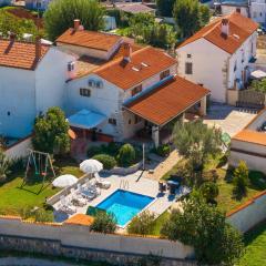 Holiday Home in egoti i with Private Pool