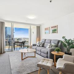 2-Bed City Abode with Swimming Pool Gym & Views