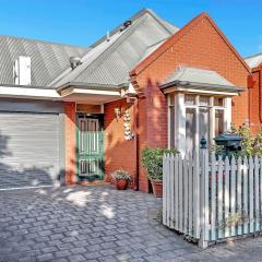 Picket Fence Cottage - Steps from Adelaide Oval