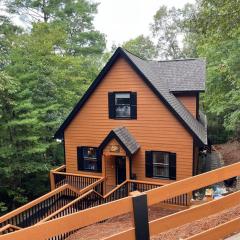 Helen, GA Bear Paw Haus 4 bdrm, sleeps 10, fire pit, pool table, on Golf course