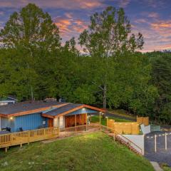 Hidden Hollow 3BD Cabin - Hot Tub, Wifi, Game Room, Fire Pit