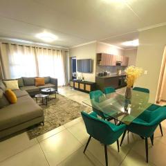 16 Elizabeth Place - Beautiful and spacious self catering 3 bedroom unit next to Kyalami Racetrack with free WiFi - swimming pool gym and restaurant - Perfect for a big family in Midrand Waterfall