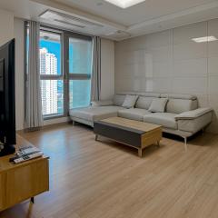 E 2BR 60m2 Newly Built High Floor APT 2min to Hyundai Outlet Triple St 2Free Parking