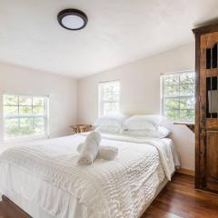 Cozy Coop Casita - Lake Travis-Hot Tub-Tiny House