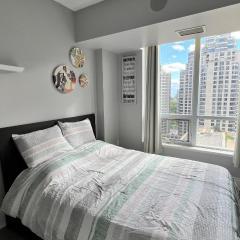 Home stay - Room with Yonge Street view and 3 Star Hotel Amenities