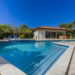 4 Bedrooms modern Condo at walking distance from Eagle beach