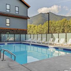 Pool and hot tub Stunning 2Bd haven in the Rockies