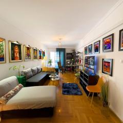 Spacious Artistic Flat With Private Parking