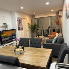 Stunning 3 bd 2 bth city apt Pool and Carpark