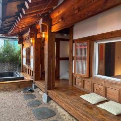 Hanok village private house with jacuzzi Aboy