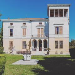 Villa Liberty Venezia -Jacuzzi and Gardens- Dimora Storica a soli 20km da Venezia