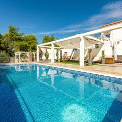 Stunning Apartment In Vir With Wifi