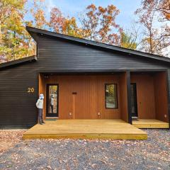 Cozy 2-bedroom cabin in welcoming Shenandoah, Basye with WiFi, AC, EV