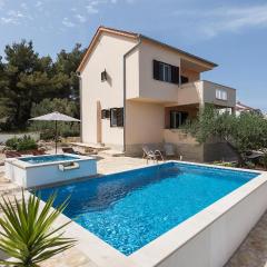 Awesome Home In Sutivan